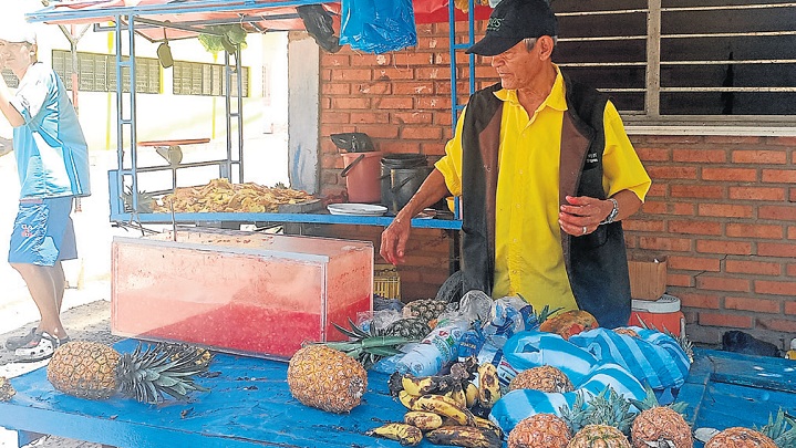 Con la venta de salpicón es que Jesús Emiro Barbosa se ha mantenido durante años.