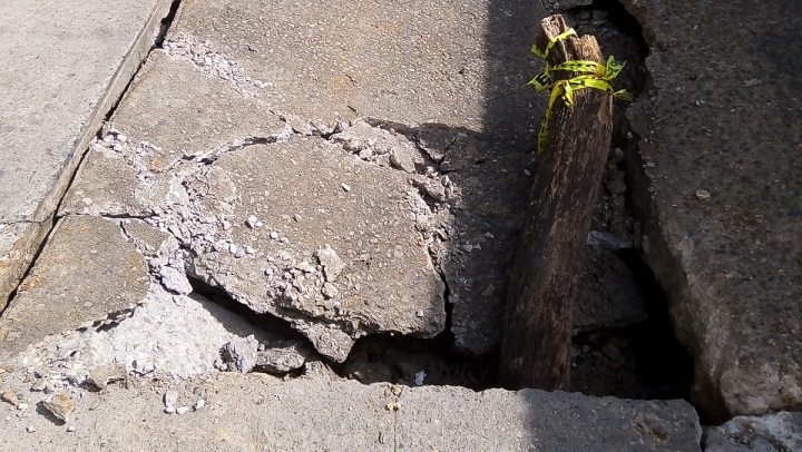  Con un palo, la comunidad instaló una ‘señal de alerta’ improvisada para que los conductores no pasen por esa vía.