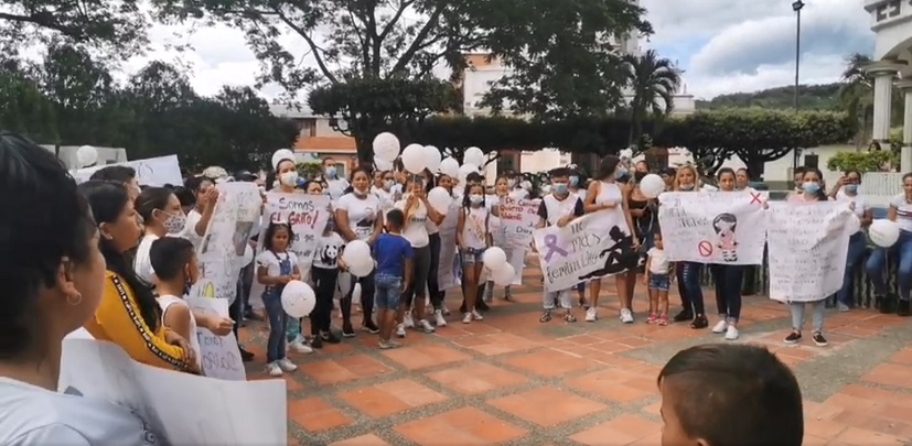 Habitantes de Sardinata reclaman justicia por lo sucedido con la mujer y sus dos hijas.