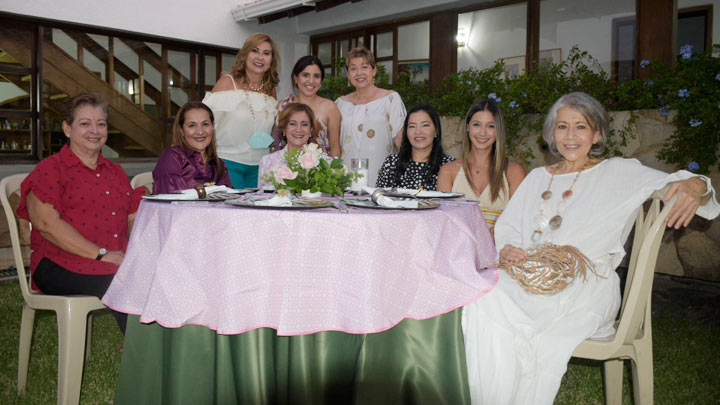 Sentadas de izq a derecha: Elba Julio, María Claudia Villamizar, Nydia Uribe, Nelsy García, Karen Chacón, María Eugenia González. De pie izq a derecha Yolanda Rey de Colmenares , Adriana Ávila Uribe y Nelly Rey./  Foto: Pablo Castillo 