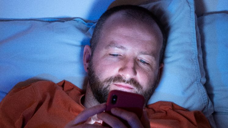  Jóvenes y adultos se acuestan con el teléfono en la mano y despiertan cada vez más cansados.