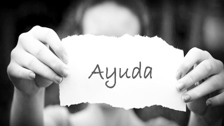 Jóvenes piden ayuda.