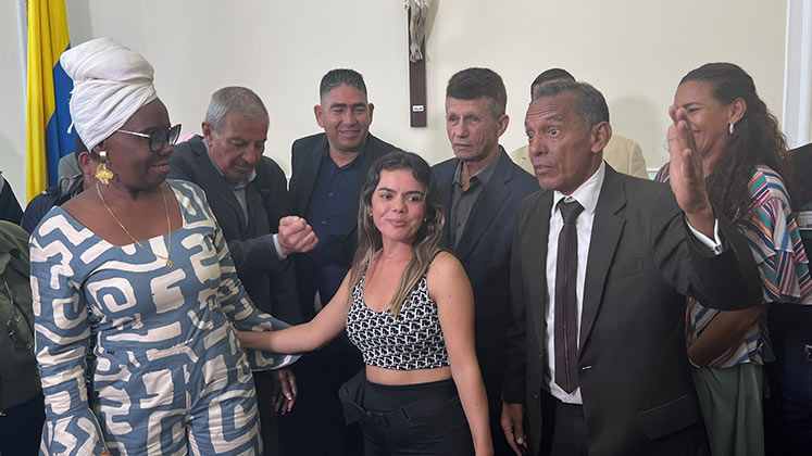 La representante a la Cámara por el Pacto Histórico, Dorina Hernández Palomino (primera izquierda) y el promotor de la iniciativa Euclides Alsina (primero derecha), en el Congreso./ Foto Cortesía