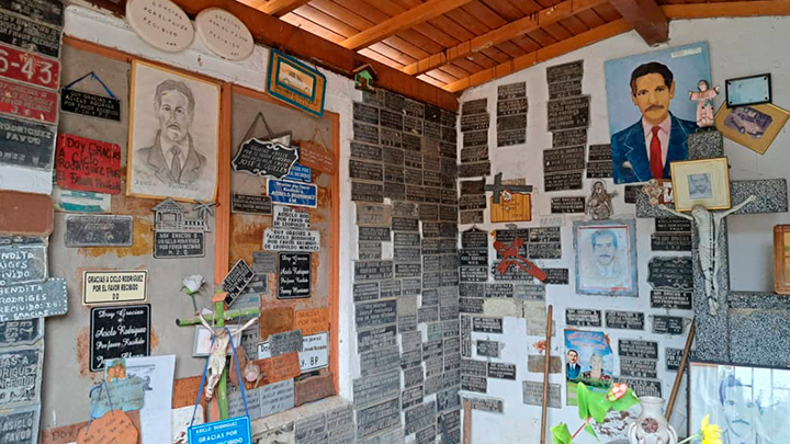 Los muertos que conceden favores en la frontera