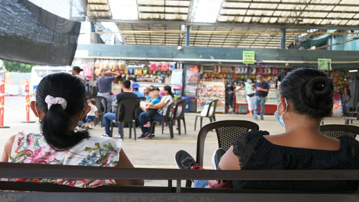 Los viajeros mantienen los protocolos de bioseguridad en la terminal./Foto: Jorge Gutiérrez - La Opinión