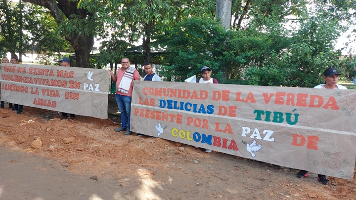 Habitantes de Tibú con pancartas y mensajes alusivos de la paz.