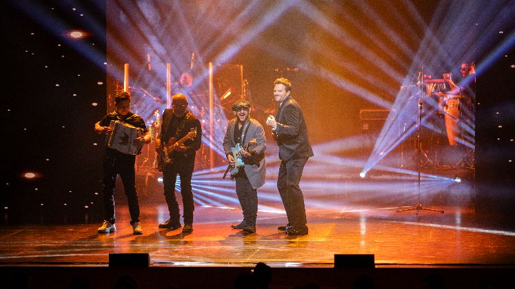La celebración estuvo acompañada por el talento musical de Gusi, Pipe Peláez y Enkelé, quienes interpretaron canciones vallenatas y tradicionales que emocionaron al auditorio. 