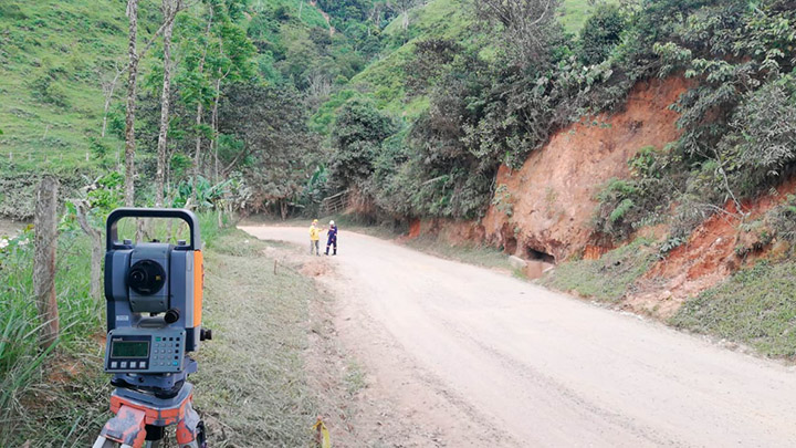 Hurtan equipo de topografía. 