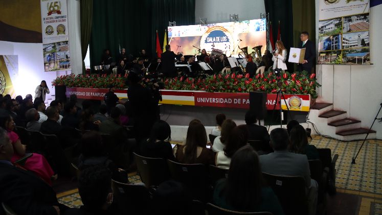 La institución celebró 65 años de historia reconociendo a quienes impulsan su crecimiento académico, investigativo, artístico y administrativo.
