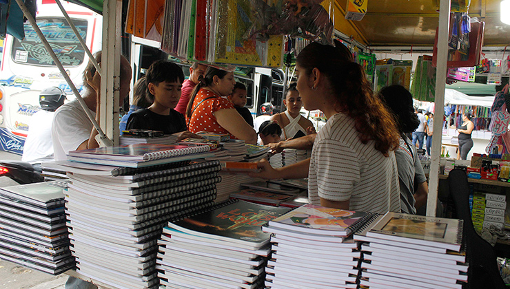 Compra de útiles escolares. / Foto Stefany Peñaloza-La Opinión