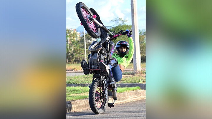 Veisy Natalia actualmente tiene 2 motocicletas, una AX100 que fue con la que empezó en el stunt y una DT125 producto de las ganancias en sus shows.