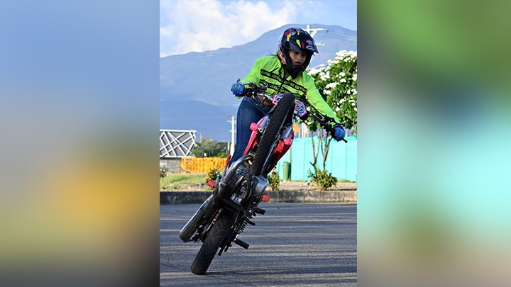 Veisy Natalia actualmente tiene 2 motocicletas, una AX100 que fue con la que empezó en el stunt y una DT125 producto de las ganancias en sus shows.