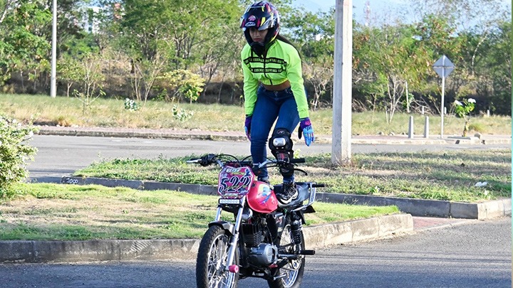 Veisy Natalia actualmente tiene 2 motocicletas, una AX100 que fue con la que empezó en el stunt y una DT125 producto de las ganancias en sus shows.