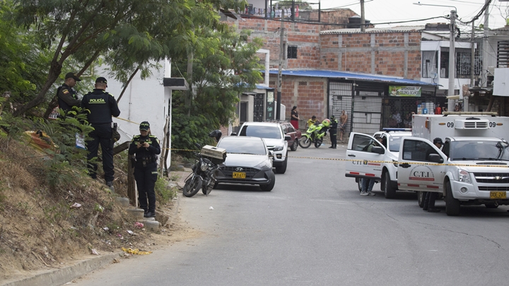 Lo apuñalaron y en un costal