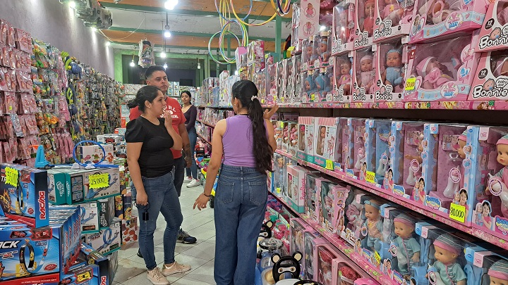 Reportan bajas ventas en pre temporada navideña en el centro de San Cristóbal 