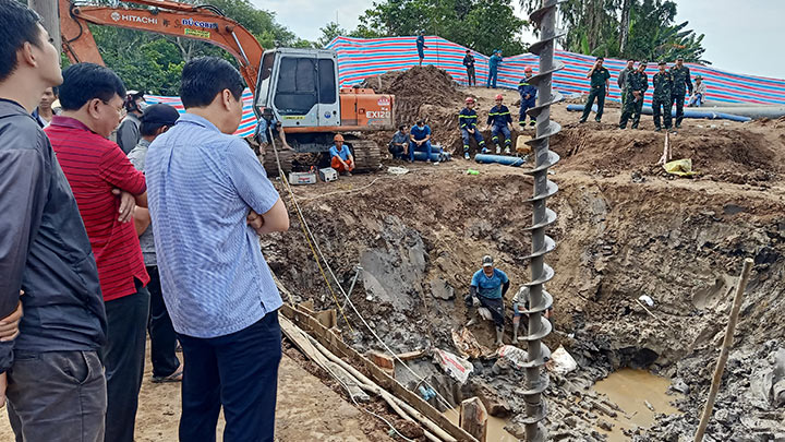 Niño atrapado en agujero en Vietnam fue declarado muerto