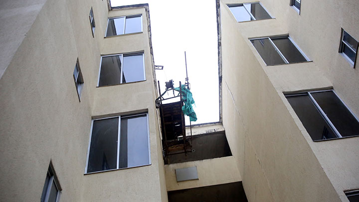 La obra quedó paralizada desde 2013, el mismo año en el que comenzó su construcción./ Foto Carlos Eduardo Ramírez-La Opinión