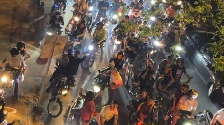 Pareciera que los motorizados jugaran al ‘gato y al ratón’ con la Policía de Tránsito de Cúcuta, pues cuando llegan a imponer el orden en la vía, desaparecen. Esa práctica llevaría desde 2016, cuando construyeron el Anillo Vial, que sería, según Mayid Gene, secretario de Tránsito de Cúcuta, uno de los varios puntos donde los ‘parches’ de motociclistas se reúnen. “Eso ha sido de toda la vida, recuerdo que hace años lo hacían allí cuando eran trochas. En varios operativos que se hace con la Policía de Tránsito pueden ponerse hasta 20 multas, pero ellos vuelven a salir”, dijo.