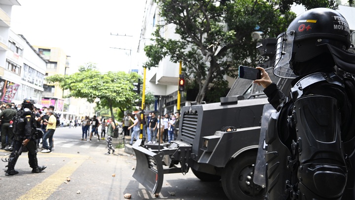 El chorro de agua a presión de la tanqueta alcanzó a ahuyentar a algunos protestantes