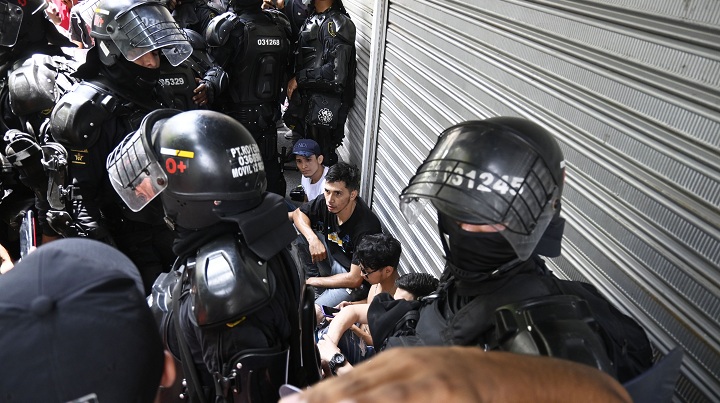 Allegados de los detenidos intentaban que no se los llevaran en una patrulla de la Policía 