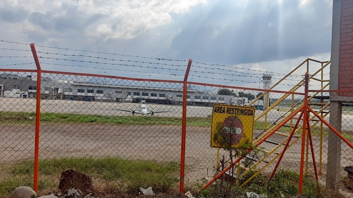 El aeropuerto de Cúcuta esta encerrado con una malla.