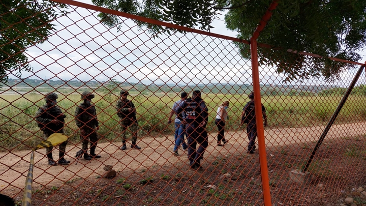 Las autoridades revisaron palmo a palmo la malla del aeropuerto.