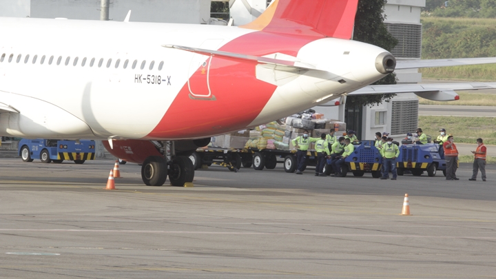 Los vuelos que salían y llegaban al aeropuerto fueron cancelados.