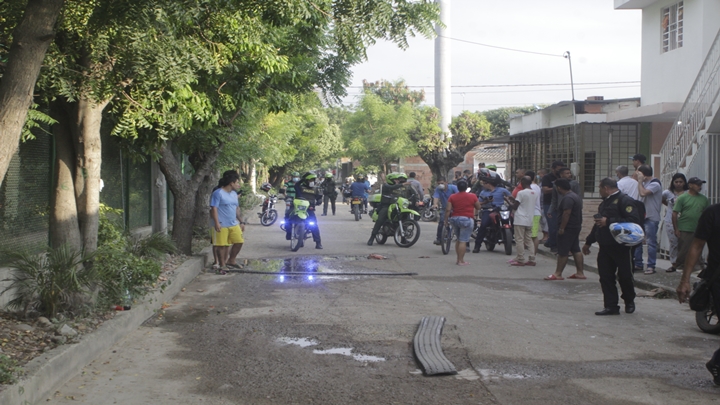 La banda alquiló dos casa cerca de la malla del aeropuerto.