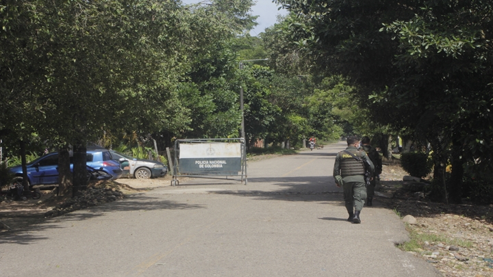 La Policía solo patrulla la calle principal de Banco de Arena.