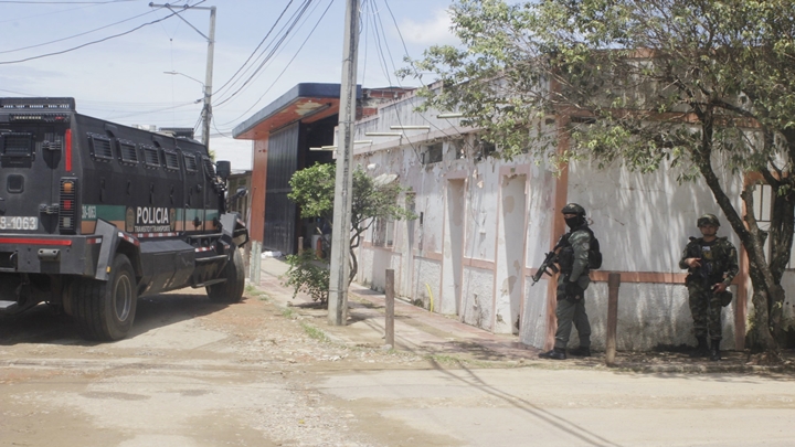 Policías y soldados deben andar en Tibú en una tanqueta blindada.