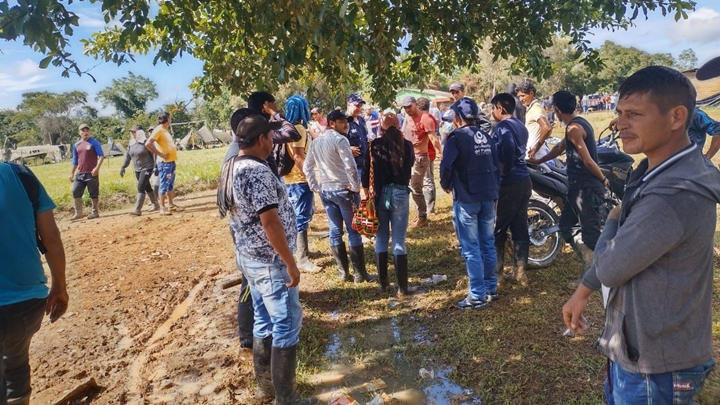 Mientras están reunidos los campesinos con la comisión, un helicóptero sobrevuela la zona.