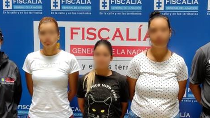 En Medellín fueron detenidas tres mujeres que se habrían prestado para recibir el dinero.