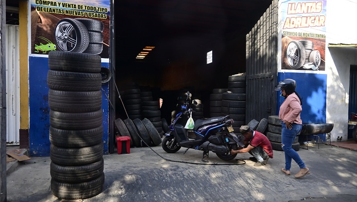 Las autoridades aseguraron que la venta de estas llantas es ilegal