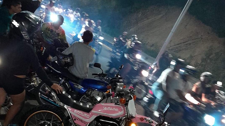 Pareciera que los motorizados jugaran al ‘gato y al ratón’ con la Policía de Tránsito de Cúcuta, pues cuando llegan a imponer el orden en la vía, desaparecen. Esa práctica llevaría desde 2016, cuando construyeron el Anillo Vial, que sería, según Mayid Gene, secretario de Tránsito de Cúcuta, uno de los varios puntos donde los ‘parches’ de motociclistas se reúnen. “Eso ha sido de toda la vida, recuerdo que hace años lo hacían allí cuando eran trochas. En varios operativos que se hace con la Policía de Tránsito pueden ponerse hasta 20 multas, pero ellos vuelven a salir”, dijo.