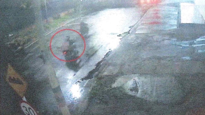 Zeus huyó en una moto