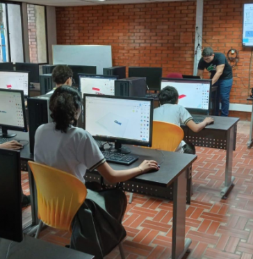 Jóvenes y adultos se capacitan en los SmartLab de Cúcuta.