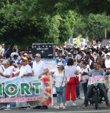 Unos dos mil maestros participaron de la jornada de protesta convocada por Asinort en Cúcuta/Foto Carlos Ramírez
