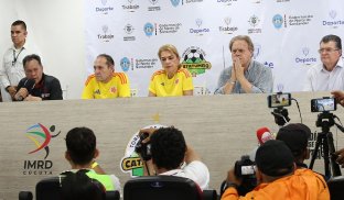 La ministra del deporte Patricia Duque en compañía del gobernador William Villimizar Laguado, el ministro del trabajo, el presidente de la FCF Ramón Jesurún y Carlos Mario Zuluaga  de la Dimayor, durante la presentación del Torneo. 