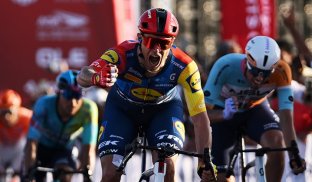 Jonatan Milan (Trek) sacó a relucir su potencia en el embalaje en la cuarta etapa del UAE Tour.