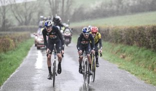 Daniel Felipe Martínez (adelante) hizo una gran etapa en la París-Niza al arribar segundo en la cuarta fracción.
