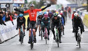 El francés Dorian Godon (Ineos) se alzó con el triunfo de la séptima y penúltima etapa de la París-Niza, en la que el gran damnificado fue el colombiano Harold Tejada triunfador del viernes.