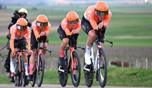 Ineos Grenadiers dio el golpe en la contrarreloj en la carrera parisina.