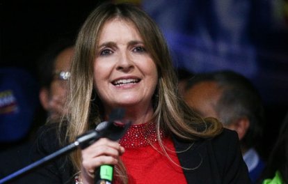 La senadora apuesta a una gran coalición opositora escogida por consulta y asegura que el  Centro Democrático tendrá candidato en diciembre, afirmando que ‘será mujer’.