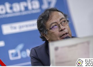 ¿Qué hacen buses contratados por la Alcaldía de Medellín en la campaña de Petro?