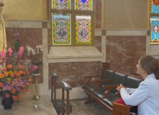 De rodillas, Ingrid Betancourt le pidió perdón a la Virgen María por declaraciones de Rodolfo Hernández