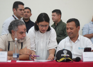 Ministros de Interior y de Defensa en la Comisión de Seguimiento y Garantías Electorales. 