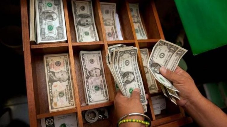 DOLARES