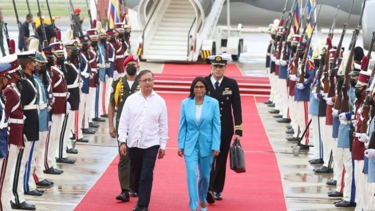 Delcy Rodríguez visitará Colombia la próxima semana para reunirse con Petro, afirman medios locales