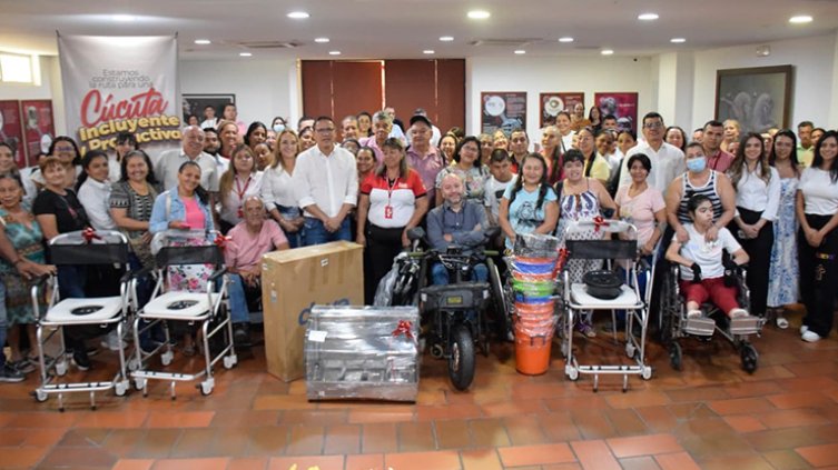 El alcalde Jorge Acevedo entregó dotación a 59 unidades./ Foto Cortesía