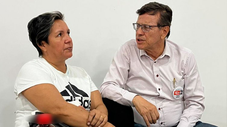 Fabio Arias, presidente de la CUT, se reunió con trabajadores y líderes sindicales./Foto Carlos Ramírez-La Opinión